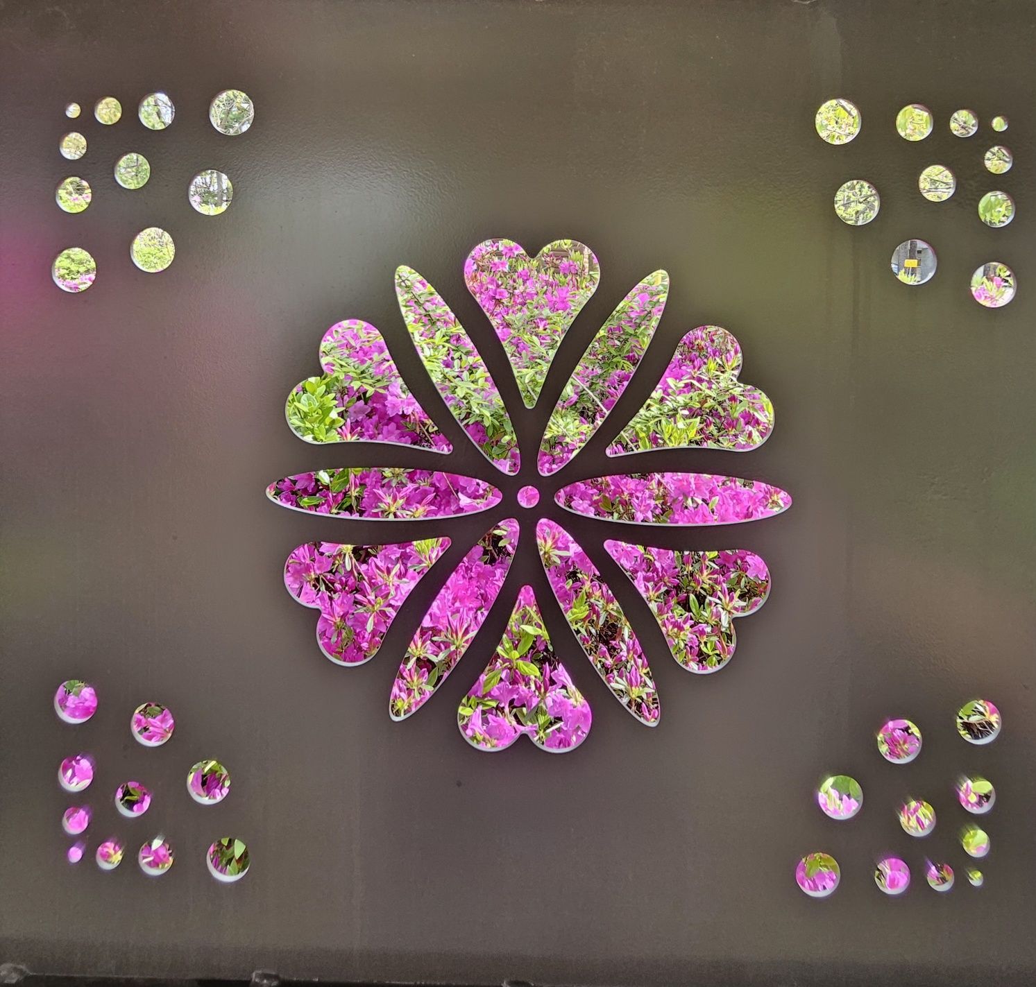 전통문향속의 핀 철쭉 꽃