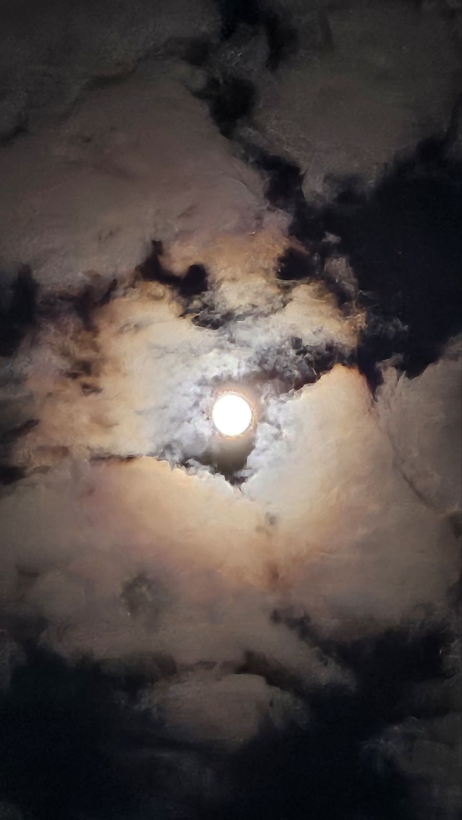 구름과 둥근달의 신비