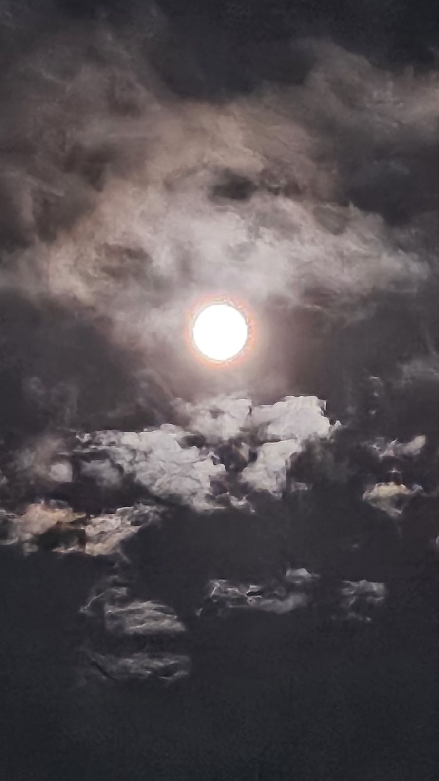 구름과 둥근달의 신비