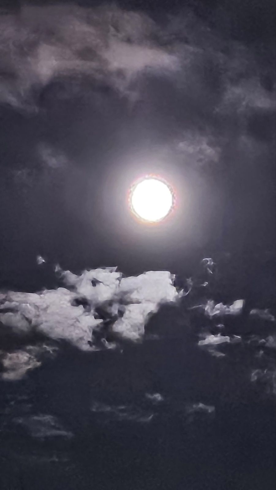 구름과 둥근달의 신비