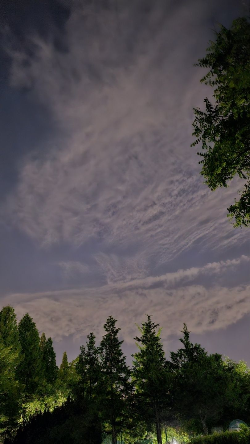 우주의 변화무상 구름의 예술작품
