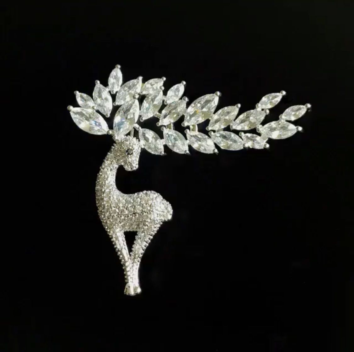 크리스탈로 뿔을 장식한 사슴 브로치